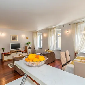 Apartment In Old Town With View, Split
